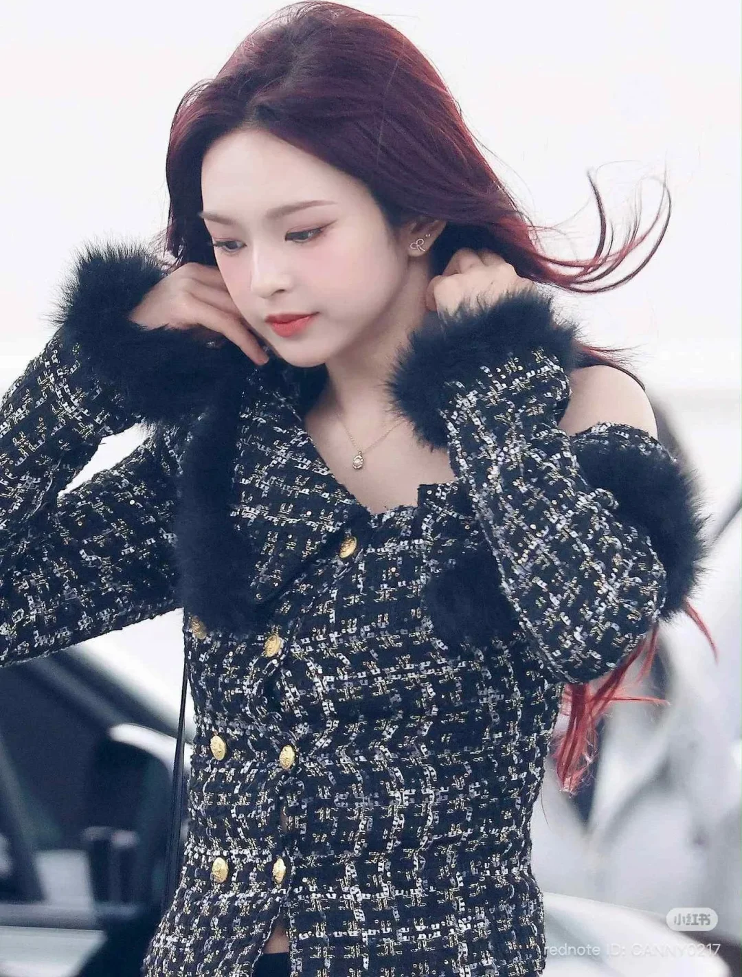 Ảnh 7 của Set áo khoác tweed đen lệch vai và váy ngắn