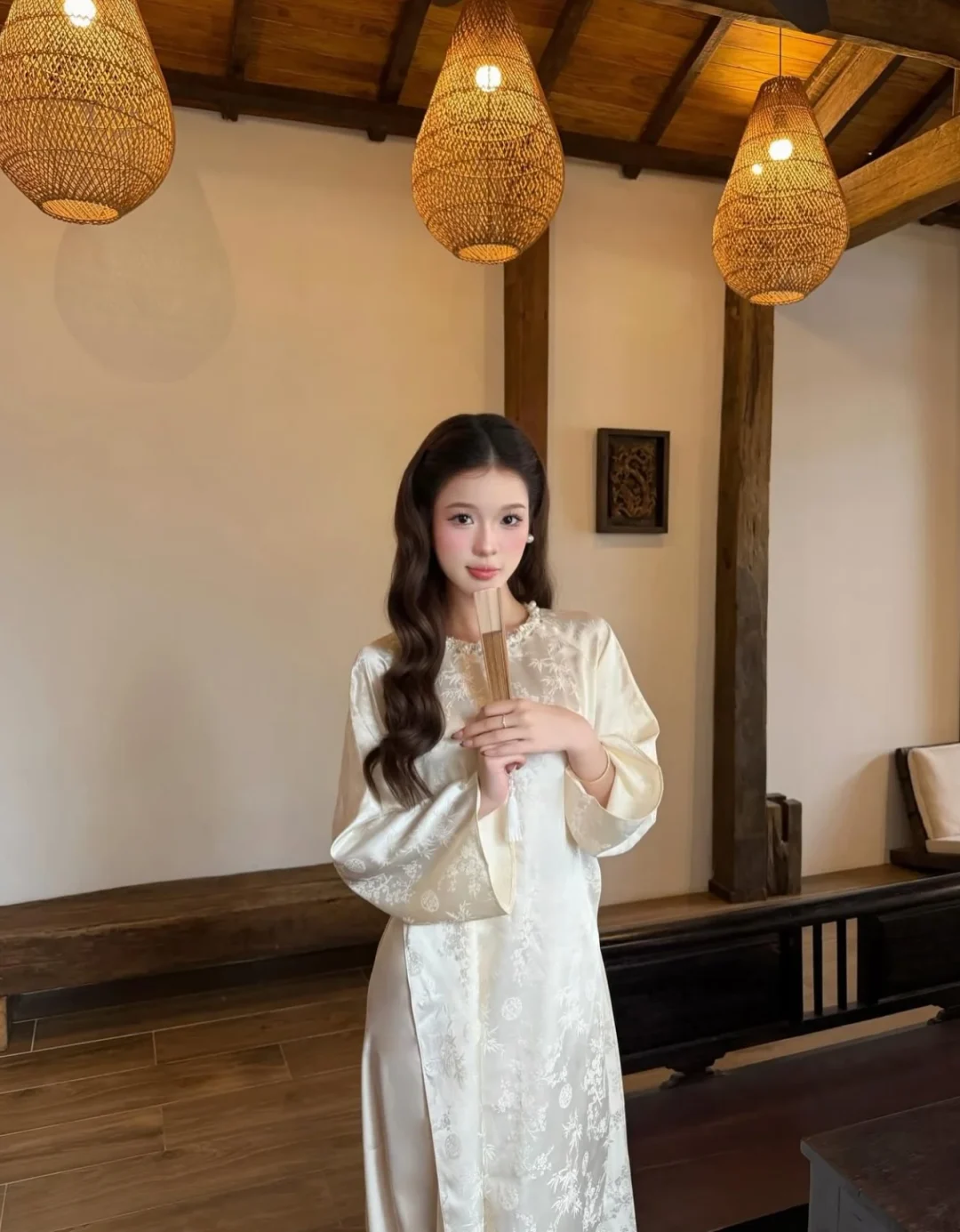 Photo 3 of Áo dài lụa gấm trắng kem nữ thanh lịch