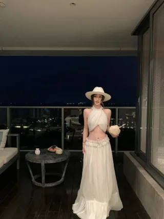 Photo 4 of Set váy xếp li cổ chéo trắng nữ