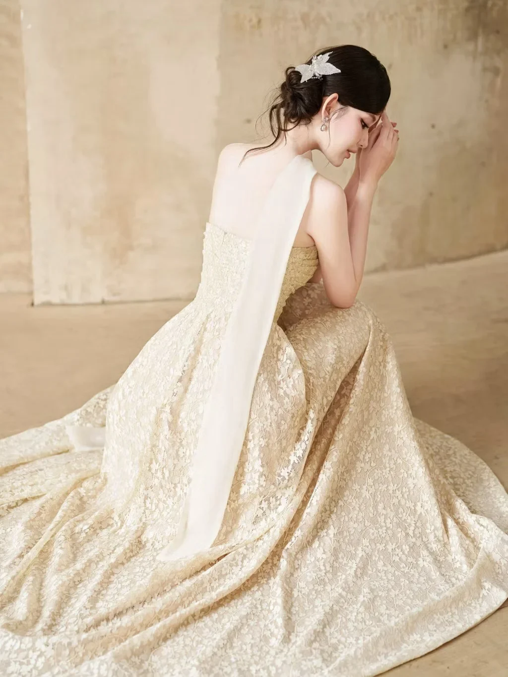 Photo 2 of Váy dạ hội Renee ren hoa vàng nhạt