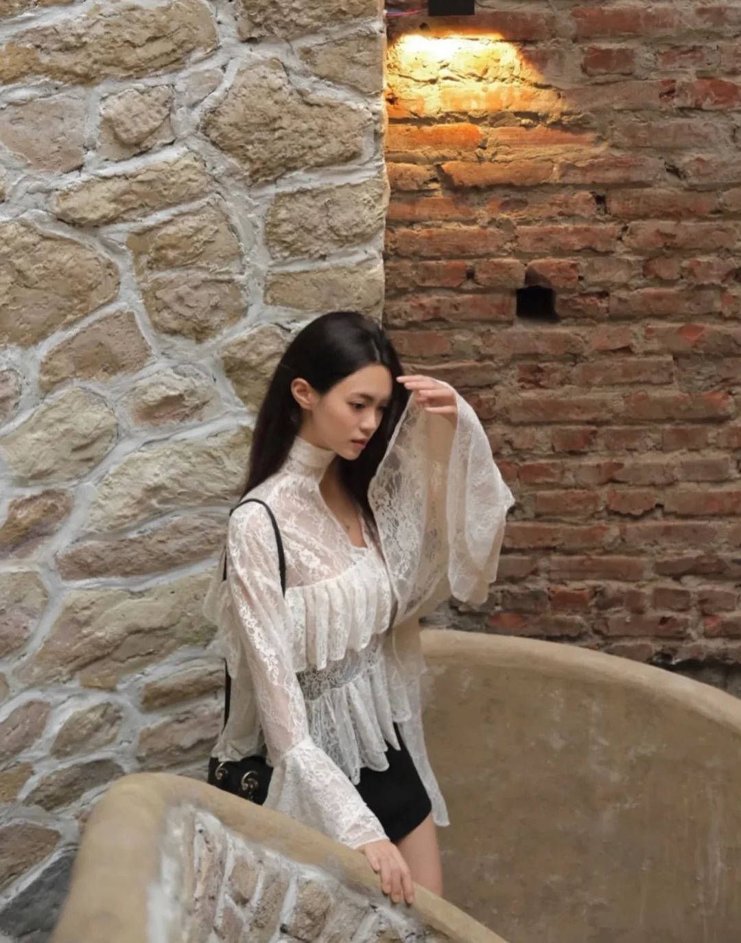 Ảnh 3 của Áo blouse ren trắng Karine Cjoy