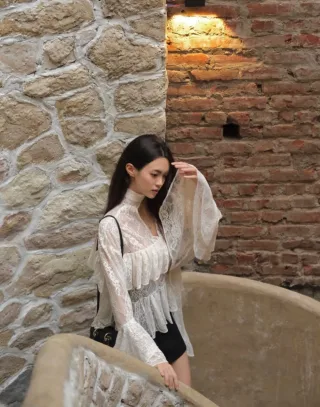 Ảnh 3 của Áo blouse ren trắng Karine Cjoy