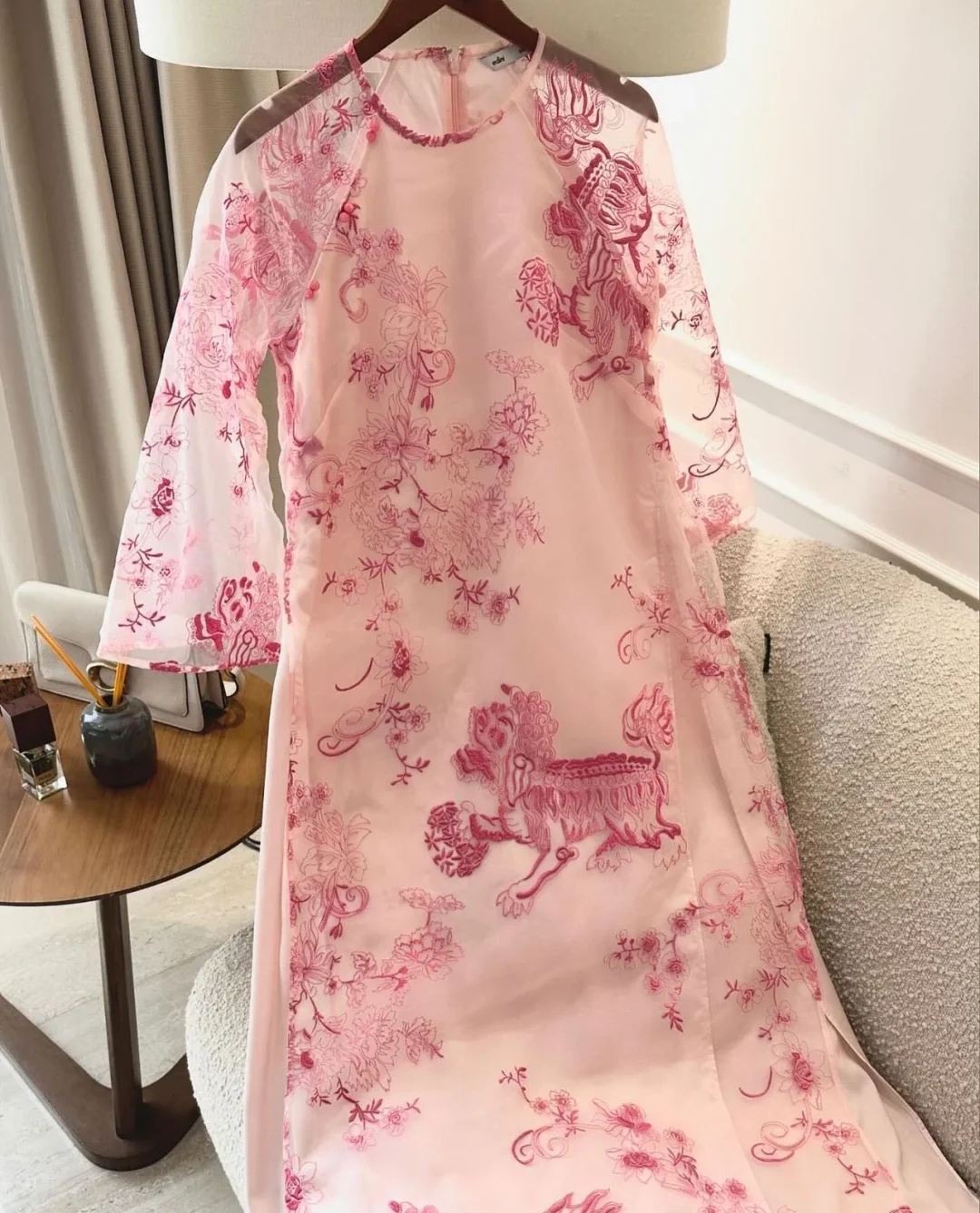 Photo 3 of Áo dài organza thêu hoa EDINI kèm quần hồng