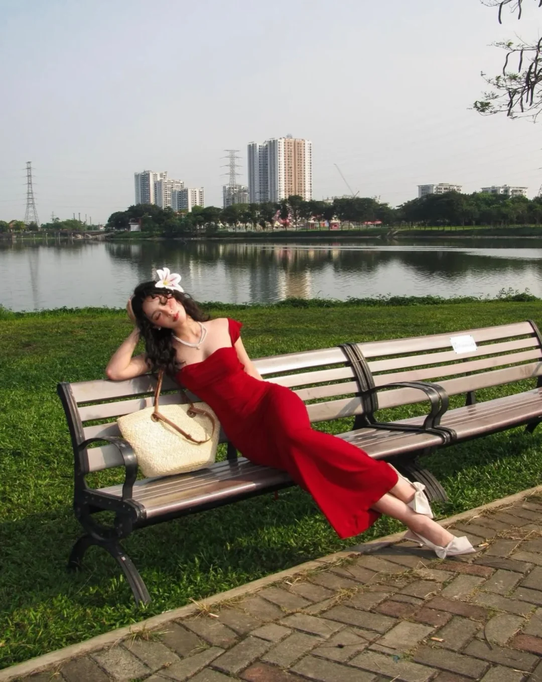 Ảnh 4 của Đầm body đỏ hở lưng Selena DD0015