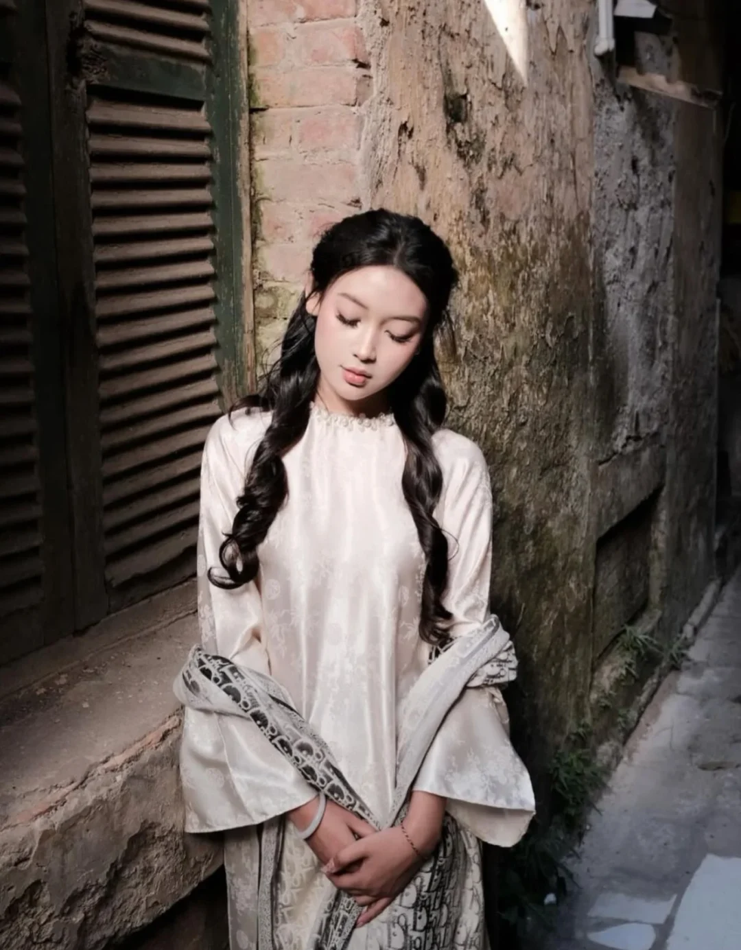 Photo 10 of Áo dài lụa gấm trắng kem nữ thanh lịch
