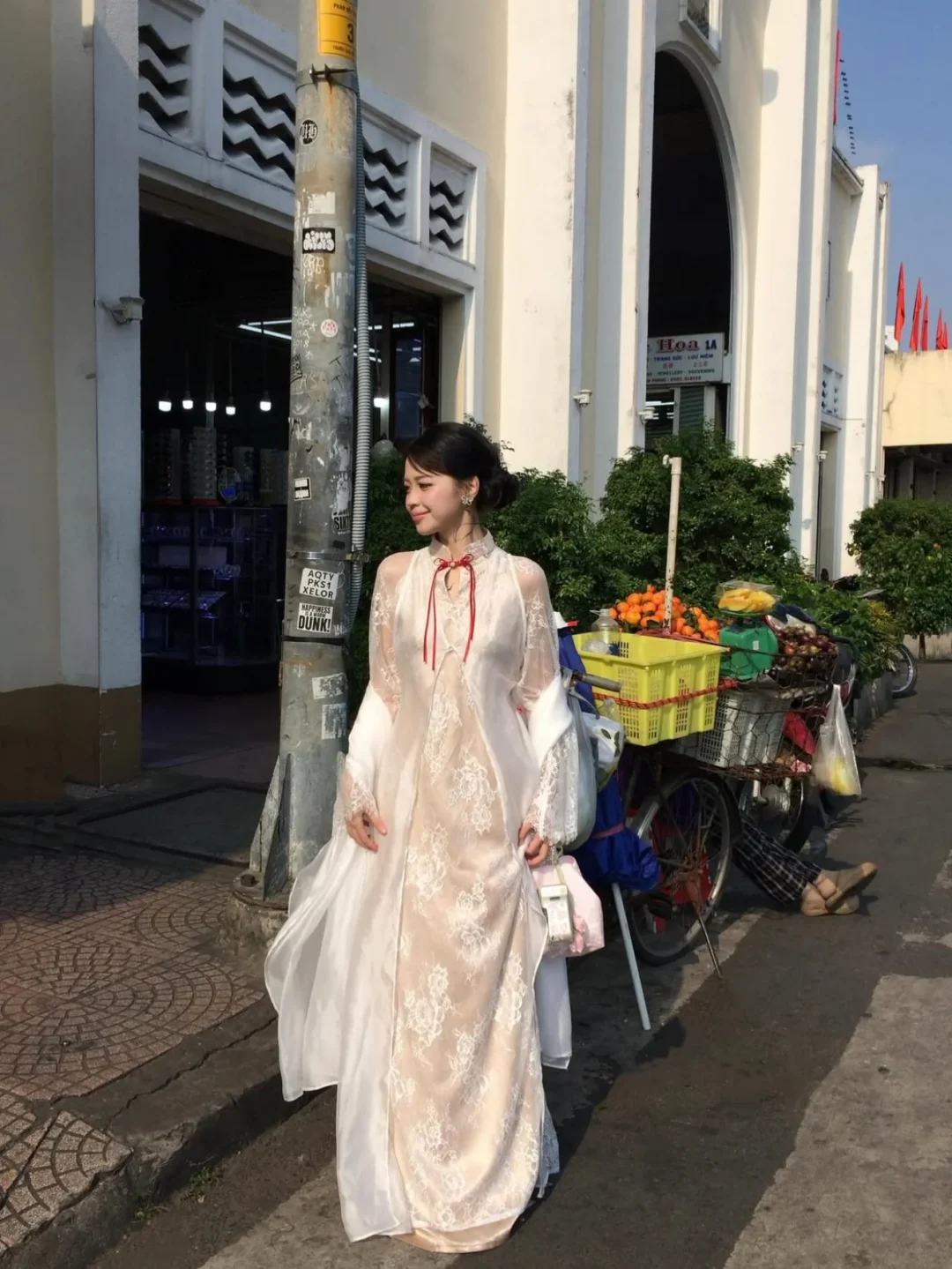 Photo 2 of Áo dài ren kem phối áo choàng voan nữ