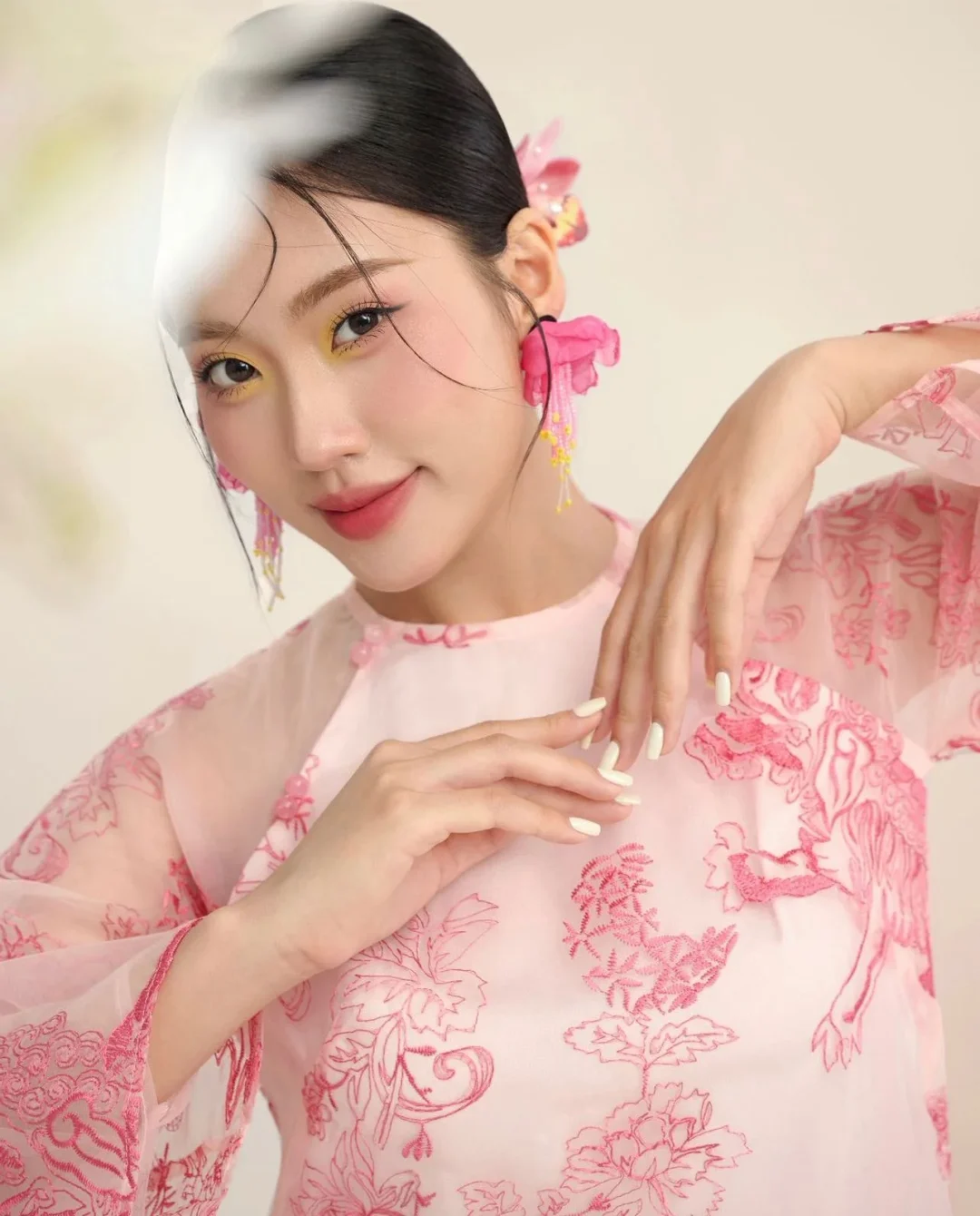 Photo 2 of Áo dài organza thêu hoa EDINI kèm quần hồng