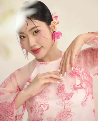 Photo 2 of Áo dài organza thêu hoa EDINI kèm quần hồng