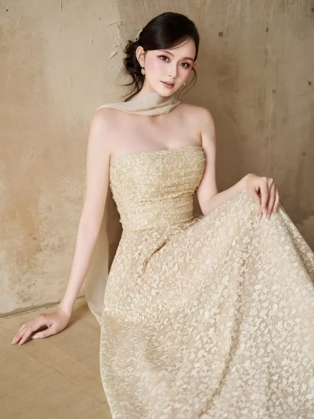 Photo 5 of Váy dạ hội Renee ren hoa vàng nhạt