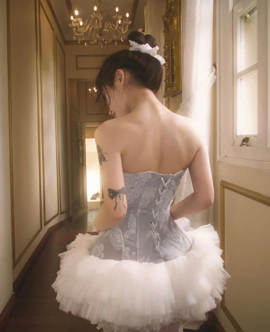 Photo 4 of Đầm corset trắng lông vũ Viery