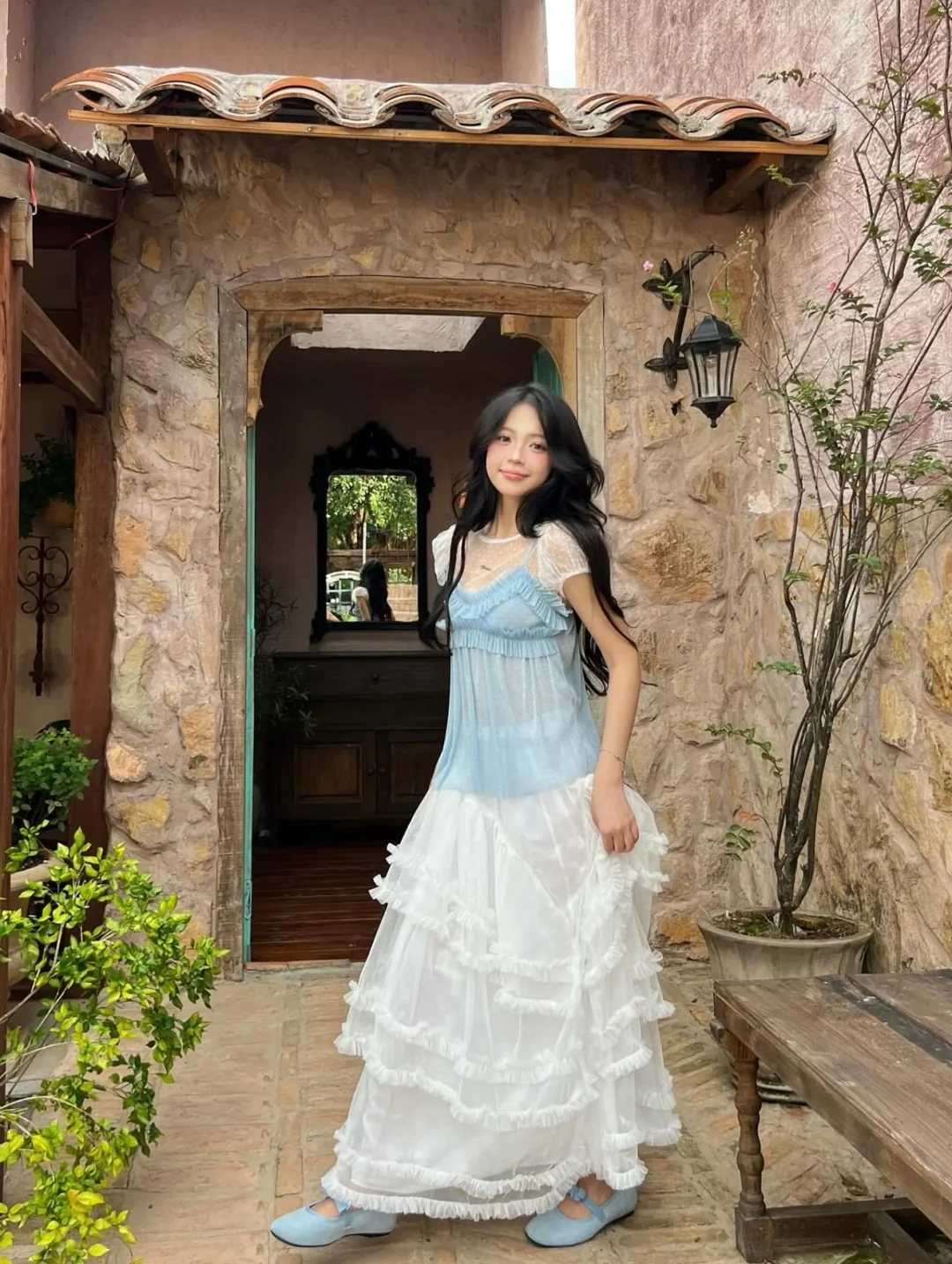 Ảnh 2 của Set áo bèo nhún xanh và chân váy voan trắng Remmus