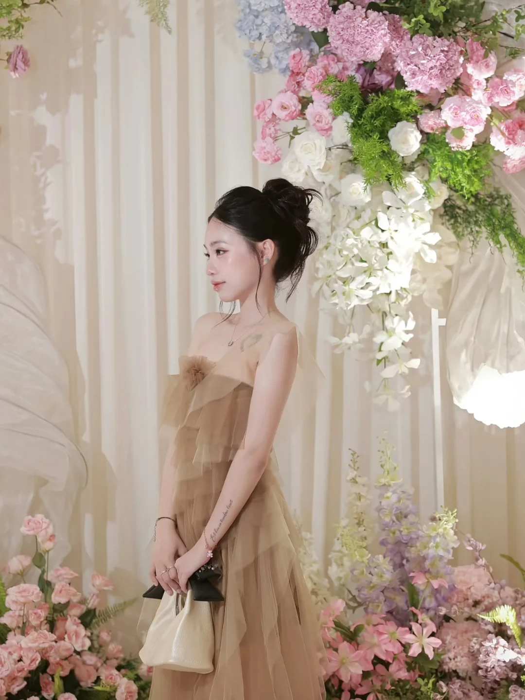 Photo 7 of Váy tiệc tulle nâu lệch vai nữ