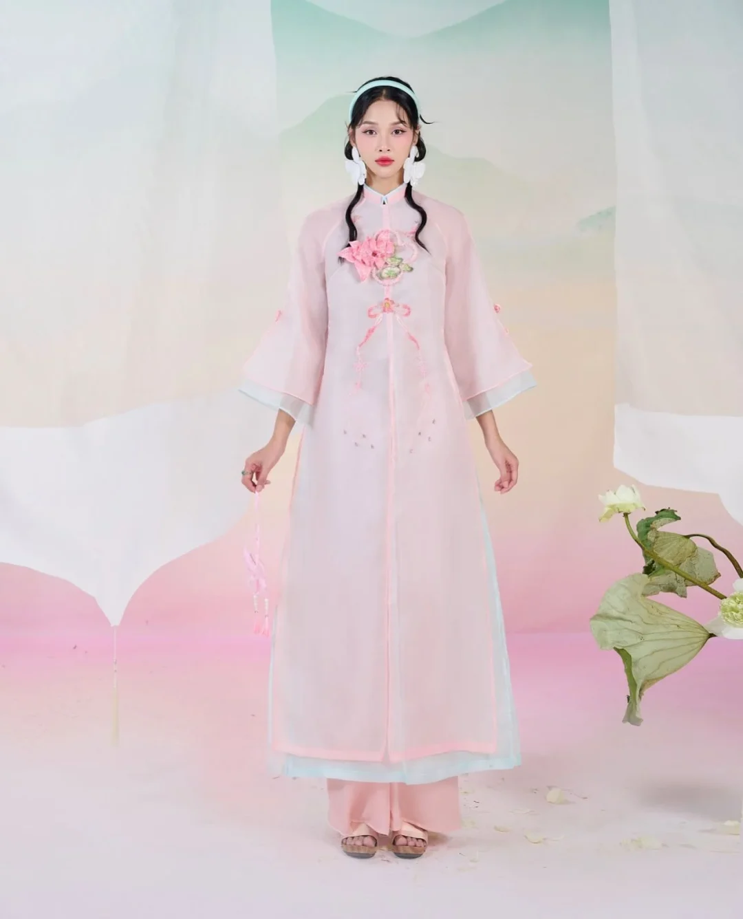 Ảnh 2 của Áo dài hồng suông thêu hoa Nguyệt Liên