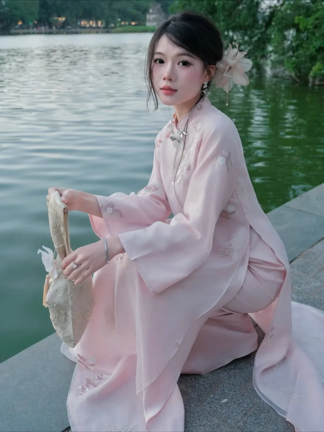 Ảnh 9 của Áo dài tơ thêu Ngọc Vân hồng pastel