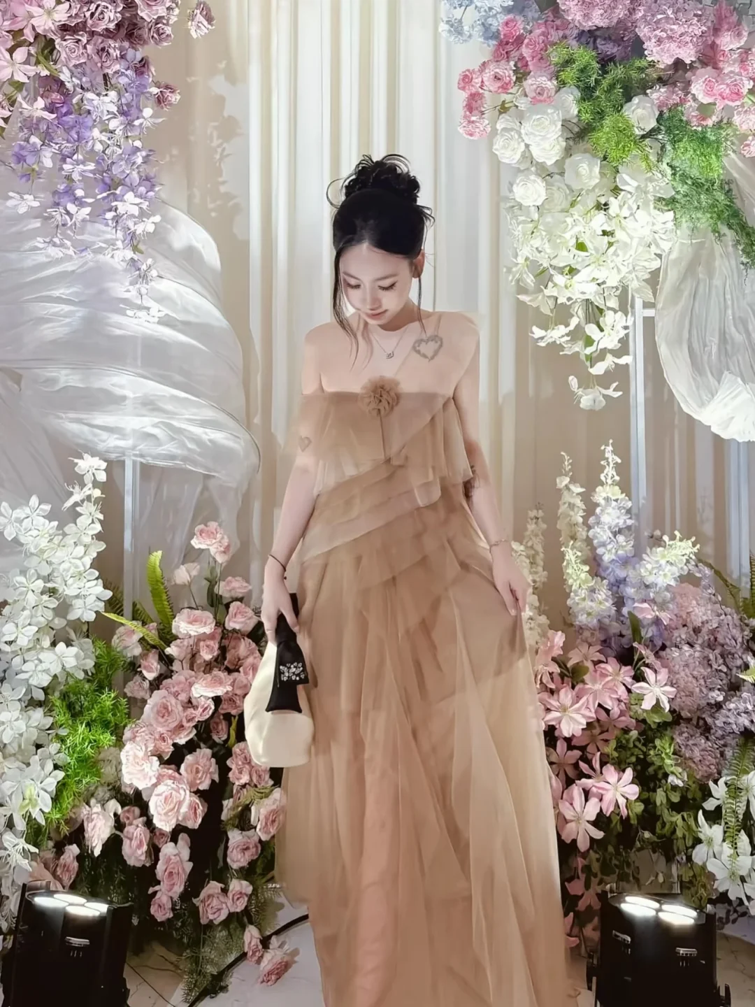 Photo 8 of Váy tiệc tulle nâu lệch vai nữ