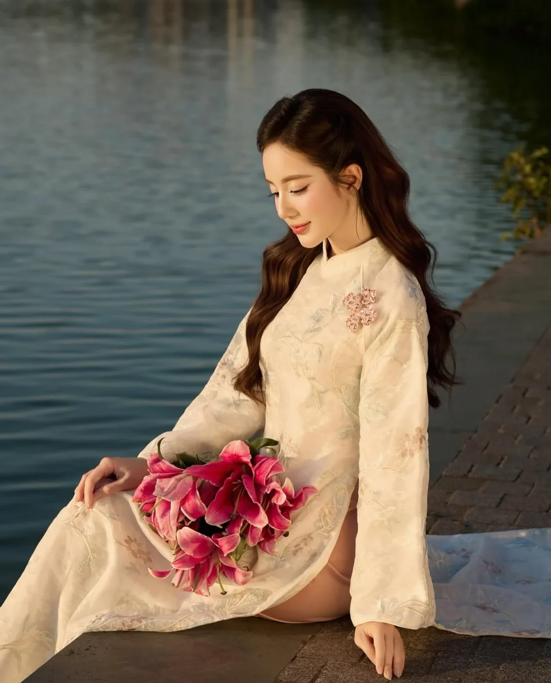 Photo 5 of Áo dài thêu hoa trắng Đan Vy cách tân