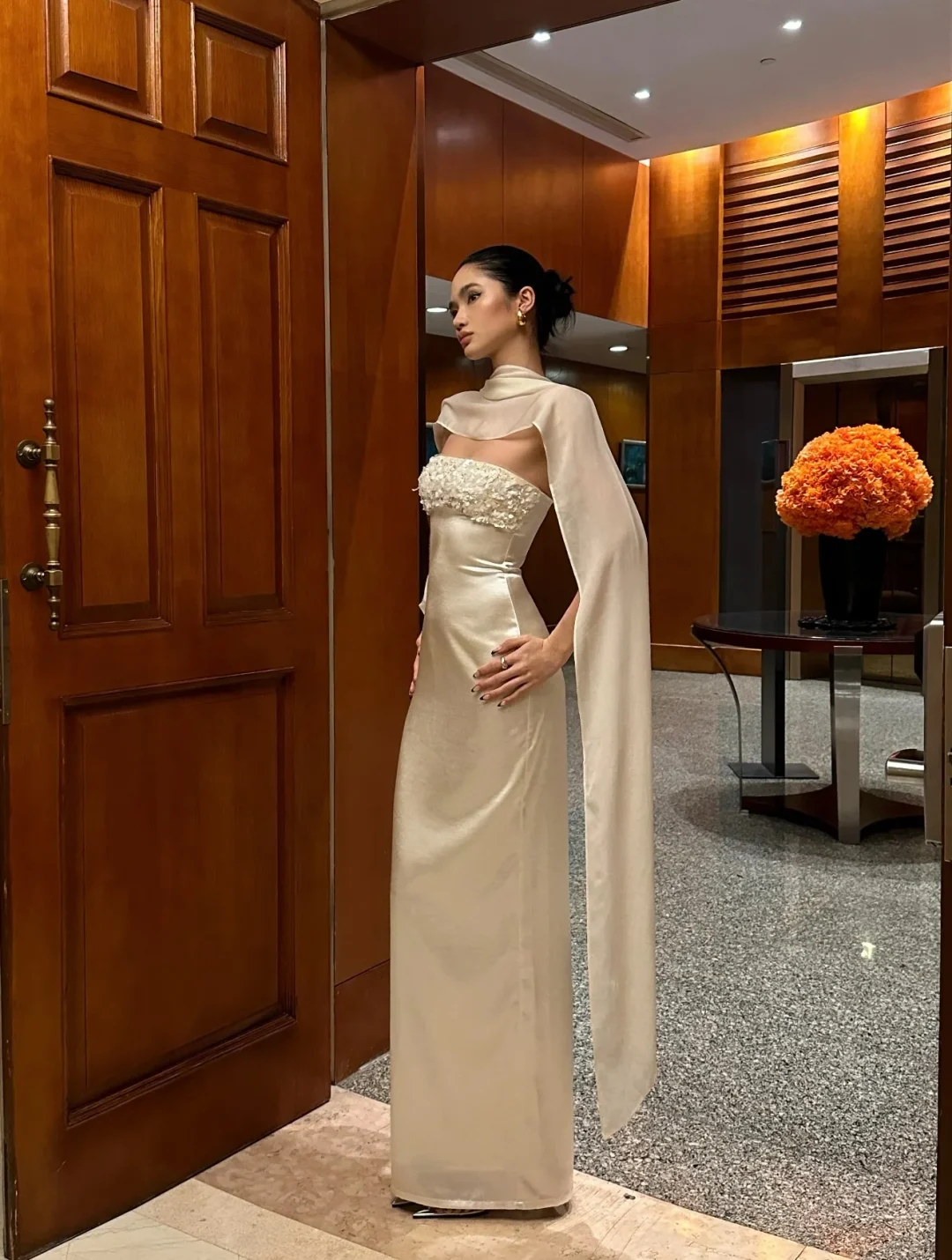 Photo 1 of Váy lụa kem đính sequin quấn khăn