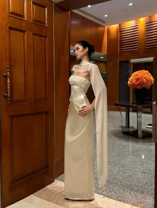 Photo 1 of Váy lụa kem đính sequin quấn khăn