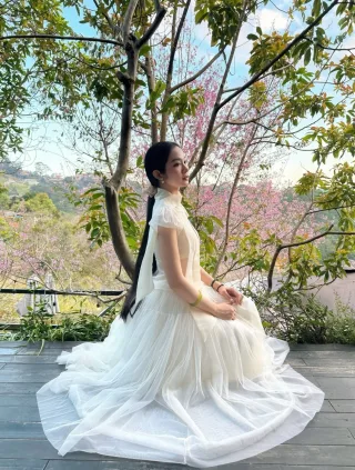 Ảnh 2 của Set áo voan tay phồng và chân váy lưới trắng