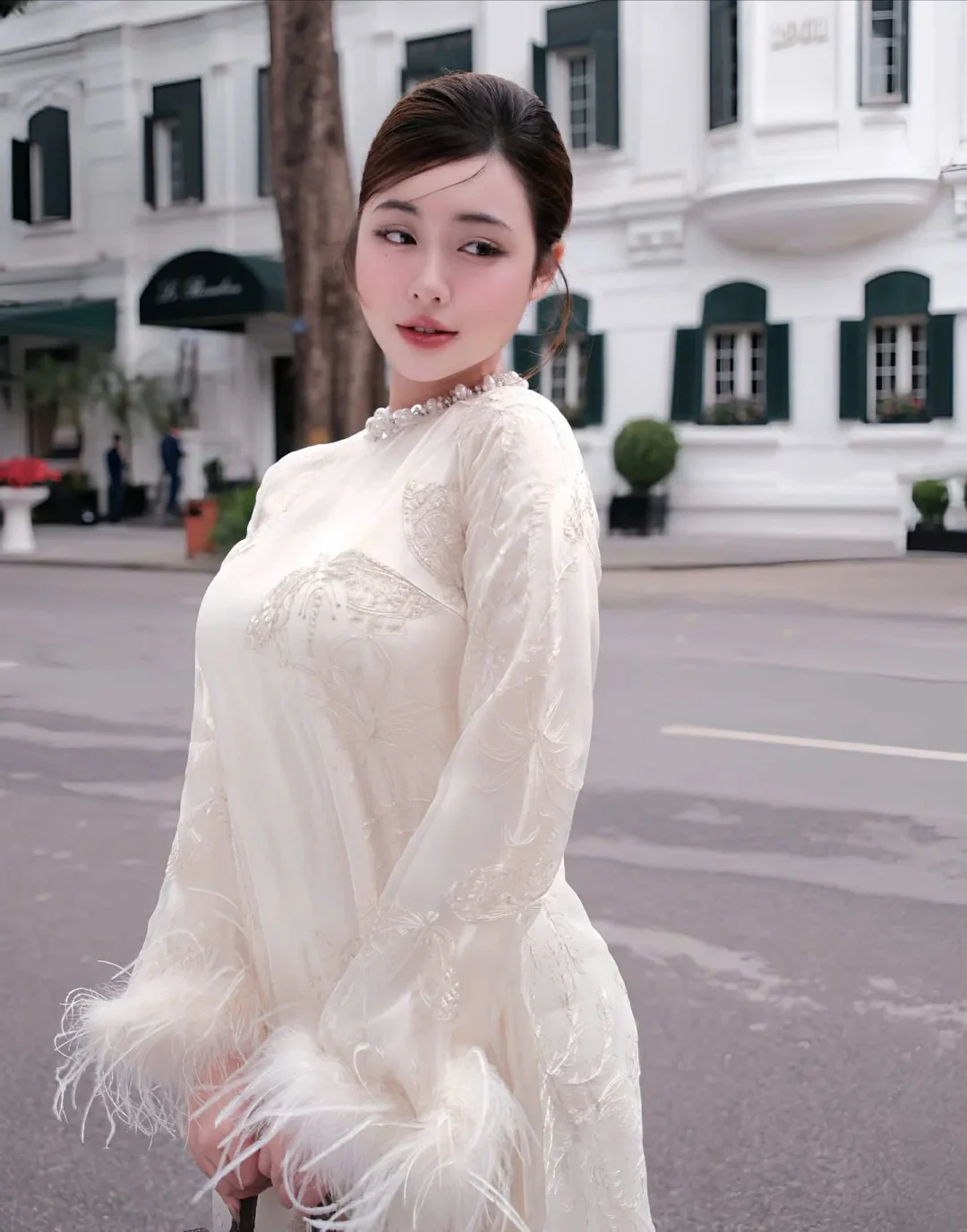 Photo 9 of Áo dài Uyển Ân trắng lông vũ Maison Havu
